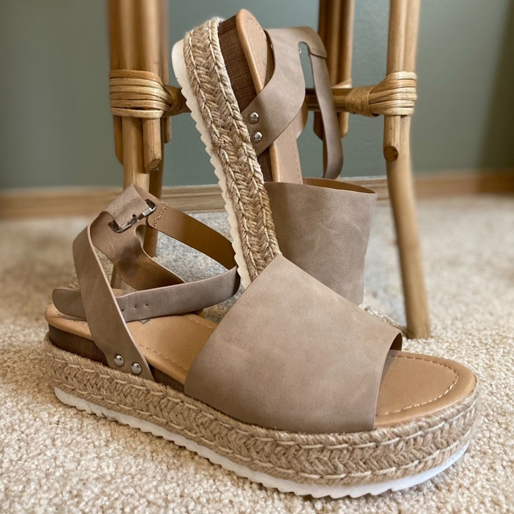 Never worn, brand new platform sandals!✨